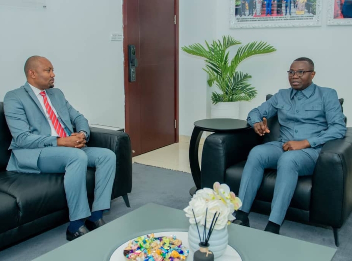 ASSAINISSEMENT DE KINSHASA : LE MINISTRE DU COMMERCE EXTÉRIEUR JULIEN PALUKU ET JACQUES MABAYA DG DU FONDS DÉTERMINENT DEUX AXES